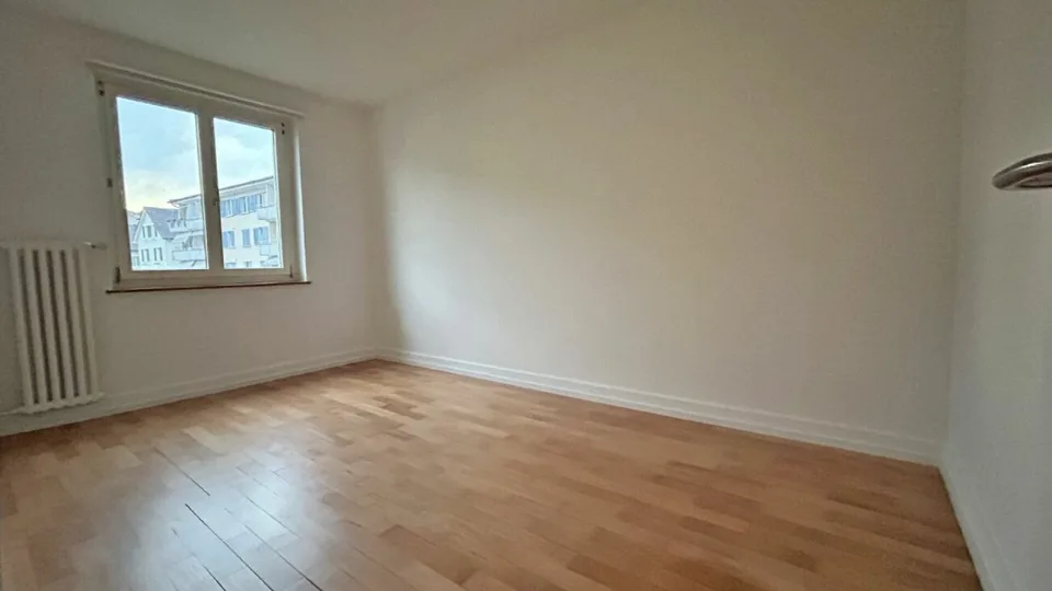 Appartement 4 pièces dans un bon emplacement (1er étage gauche)