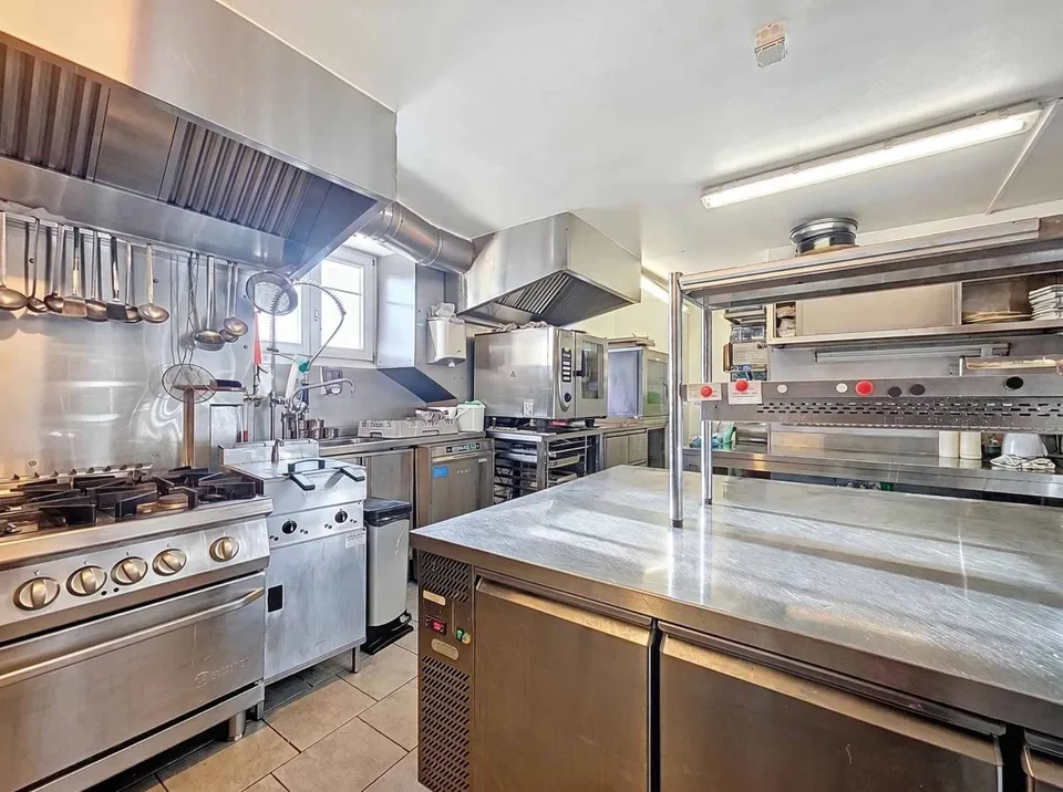 Edificio residenziale con caffè-ristorante nel cuore della Broye