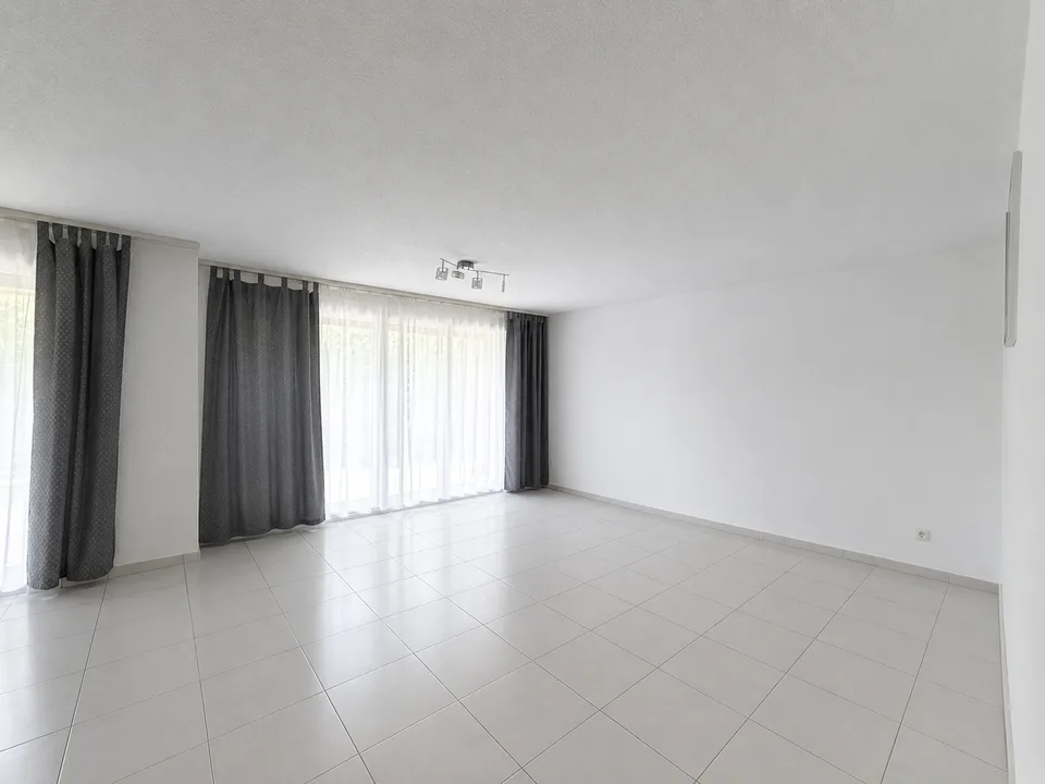 Bright 4.5-room ground-floor apartment with garden seating area