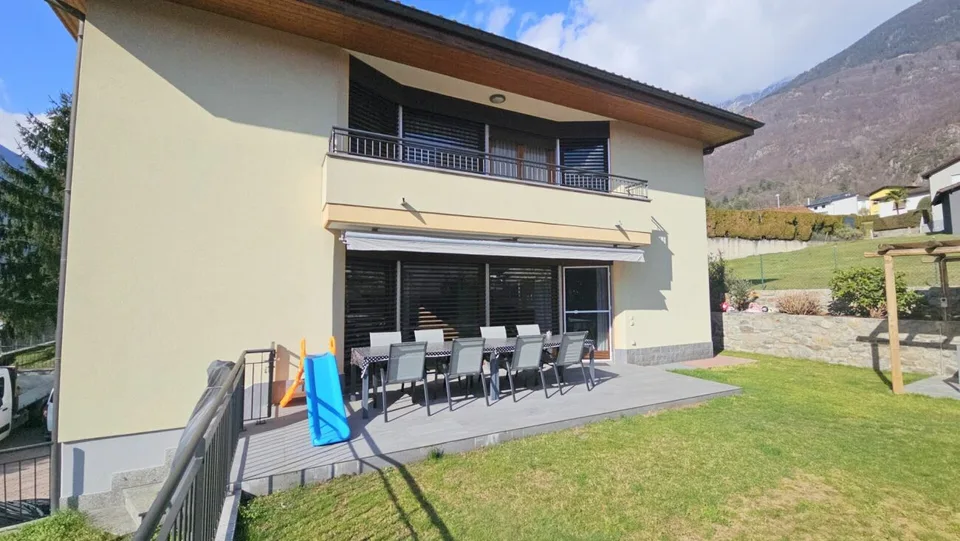 Großes Einfamilienhaus mit Garten