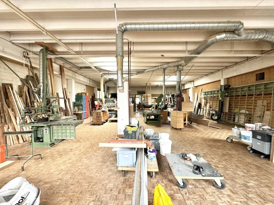 Capannone commerciale attraente con potenziale di sviluppo