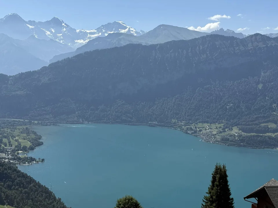 Incantevole appartamento mansardato di 3,5 locali con vista mozzafiato a Beatenberg