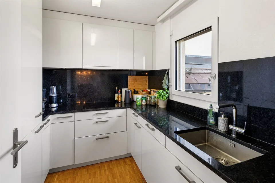 Incantevole appartamento di 5,5 locali in mansarda a Zürich-Höngg