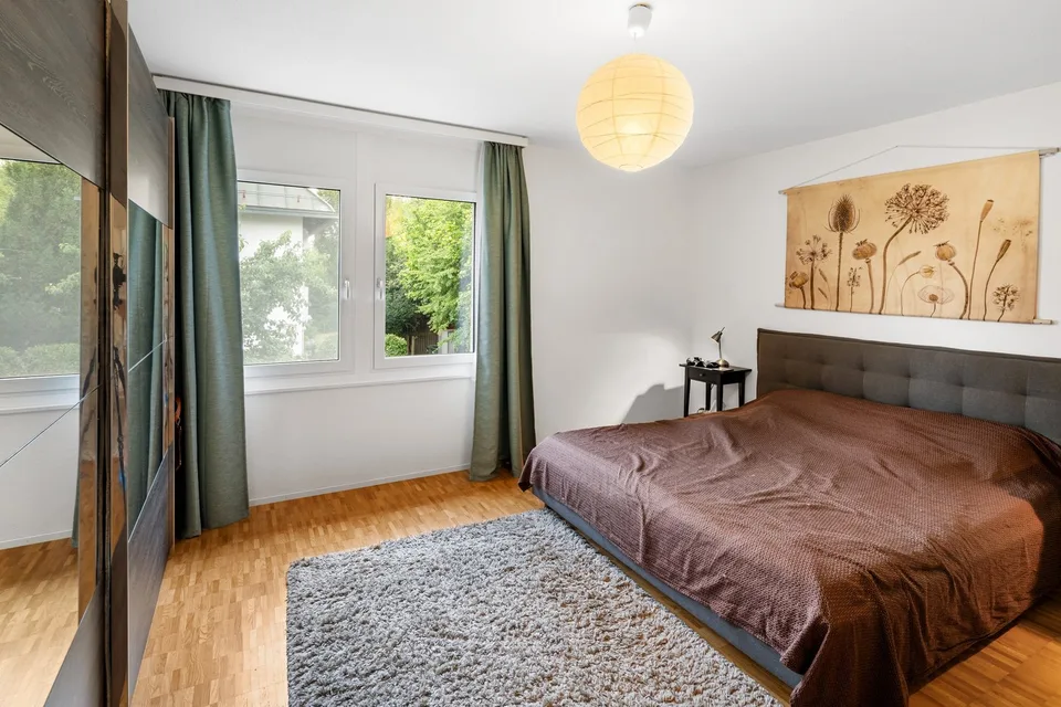 Incantevole appartamento di 5,5 locali in mansarda a Zürich-Höngg