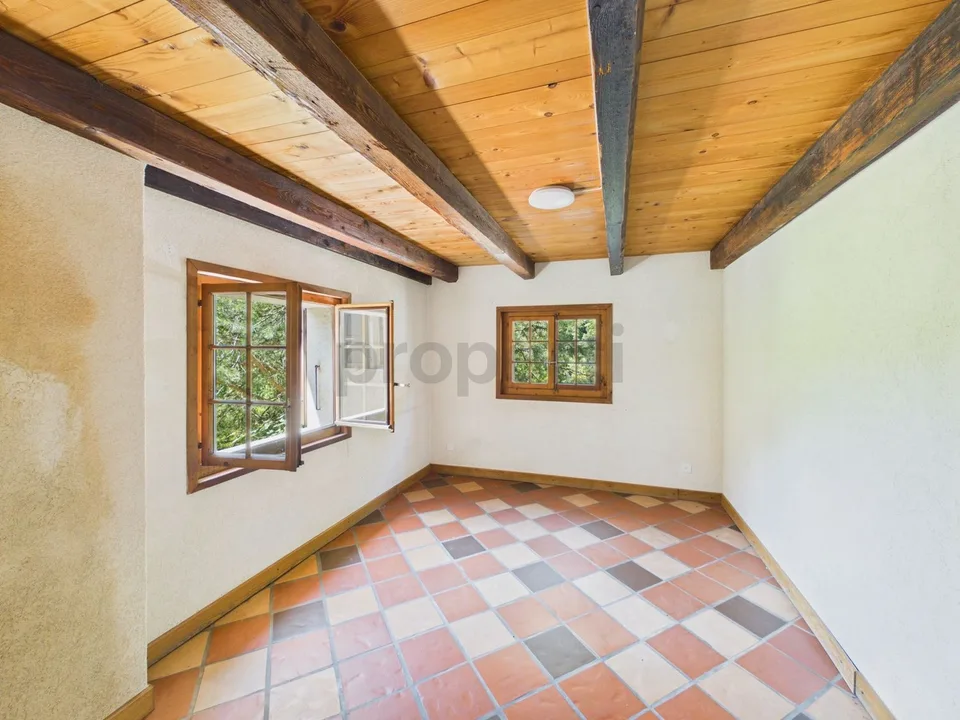 Haus im Dorfstil mit 3 Wohnungen (2x 3.5 Zimmer und 1x 2.5 Zimmer) in absoluter Ruhe