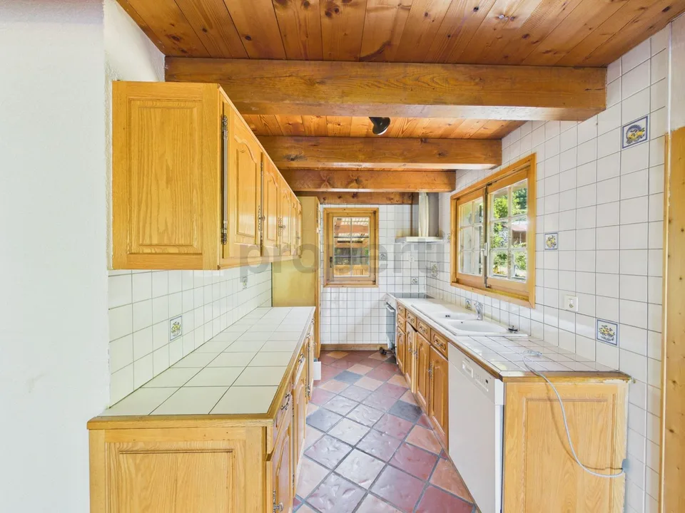 Haus im Dorfstil mit 3 Wohnungen (2x 3.5 Zimmer und 1x 2.5 Zimmer) in absoluter Ruhe