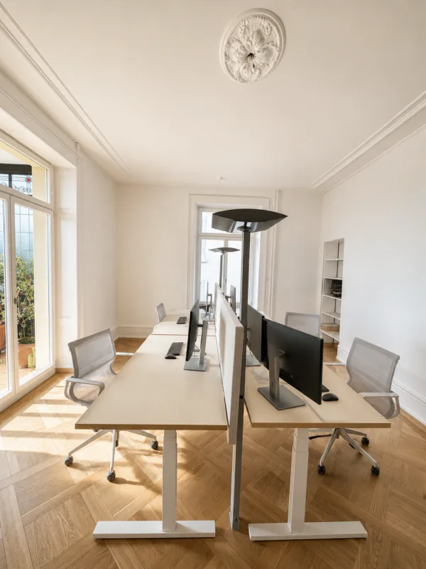 Vollausgestatteter Arbeitsplatz beim Central