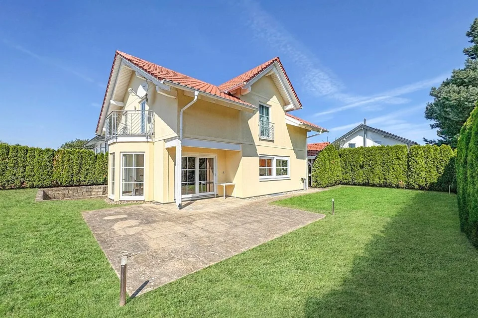 Freistehendes Einfamilienhaus mit Stil und Privacy