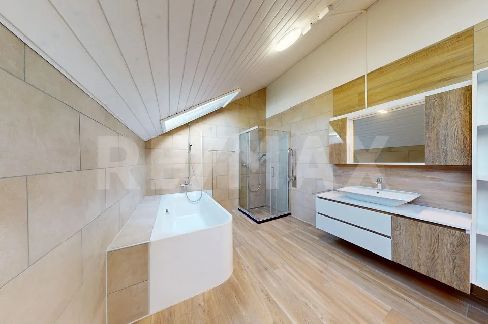 Moderne : 3.5Zimmer-Dachwohnung mit Weitsicht in Golaten (Kallnach)