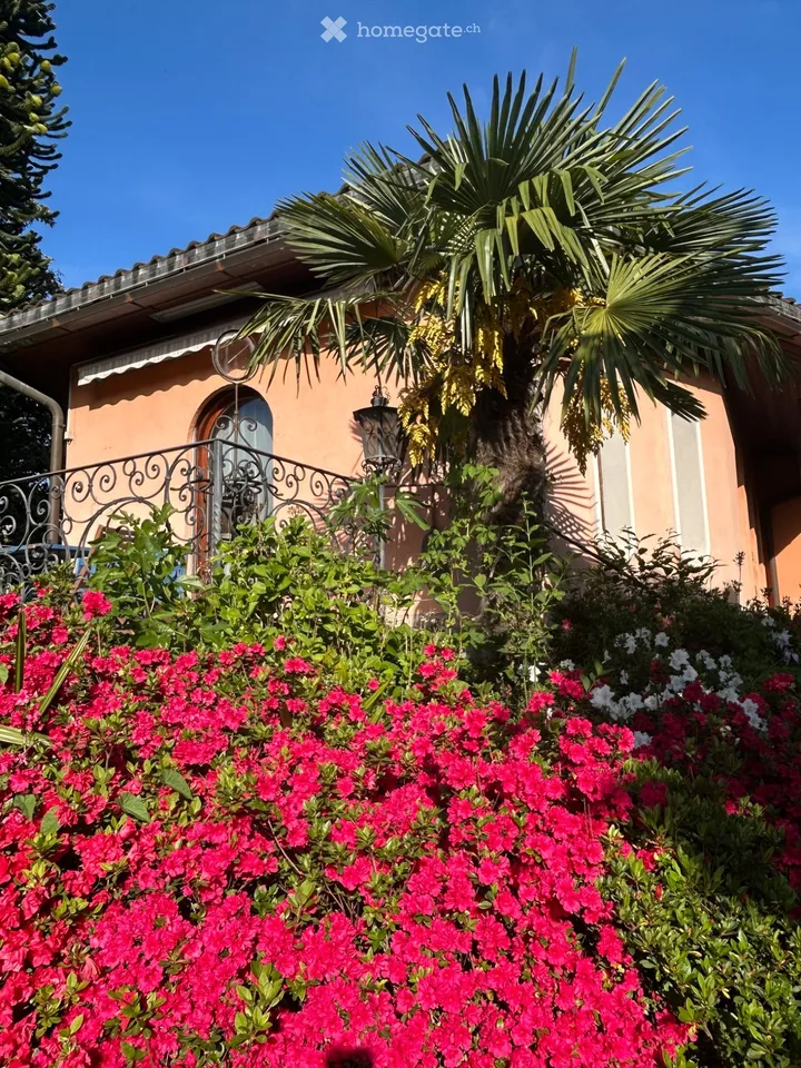 Gartenvilla mit Waldstück und Innenpool