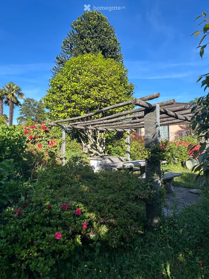 Gartenvilla mit Waldstück und Innenpool