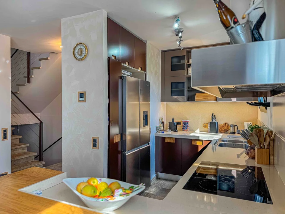 Moderna villa con piscina interna a Collina d’Oro