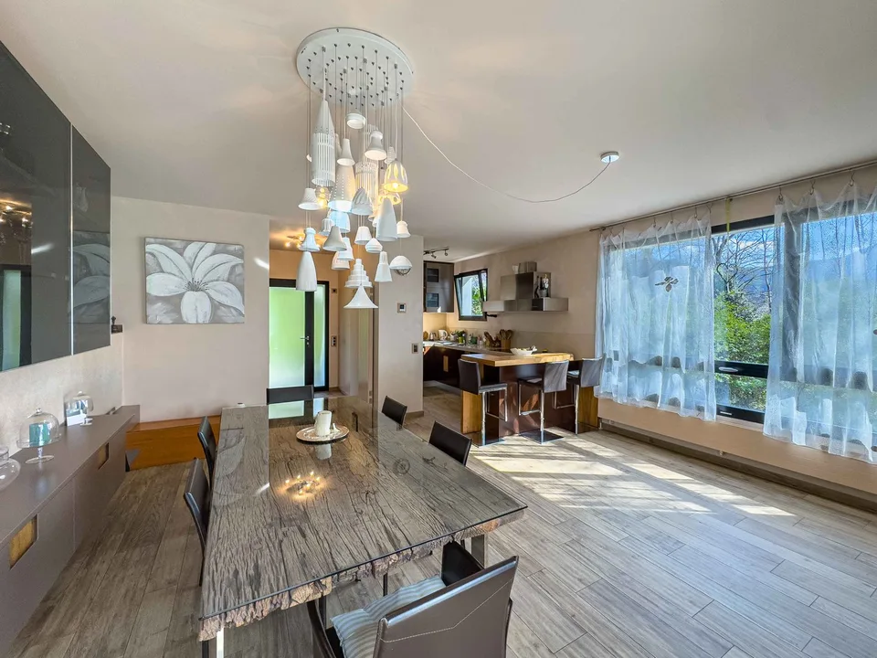 Moderna villa con piscina interna a Collina d’Oro