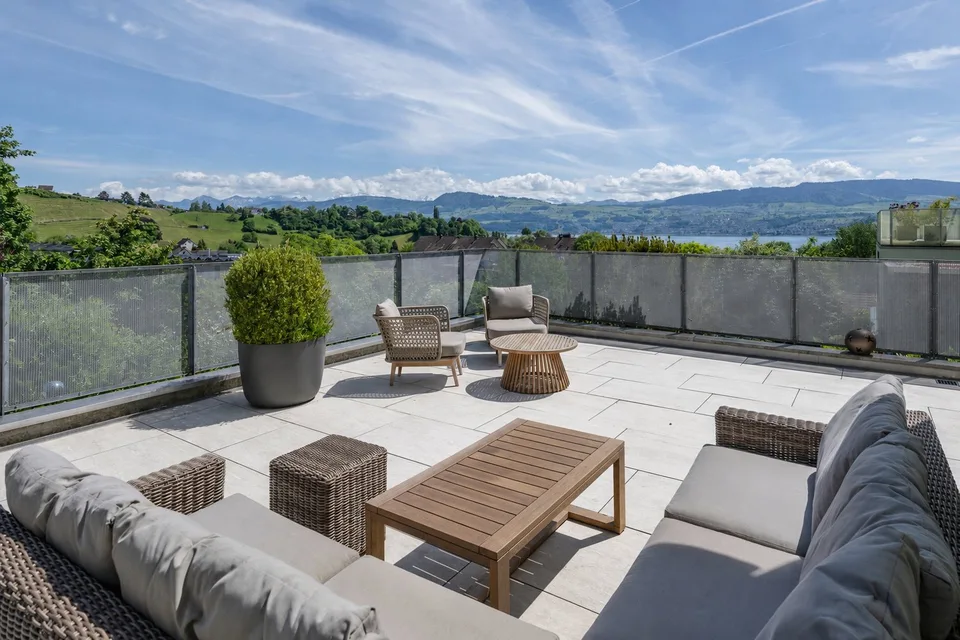 Hausfeeling mit Weit- und Seesicht