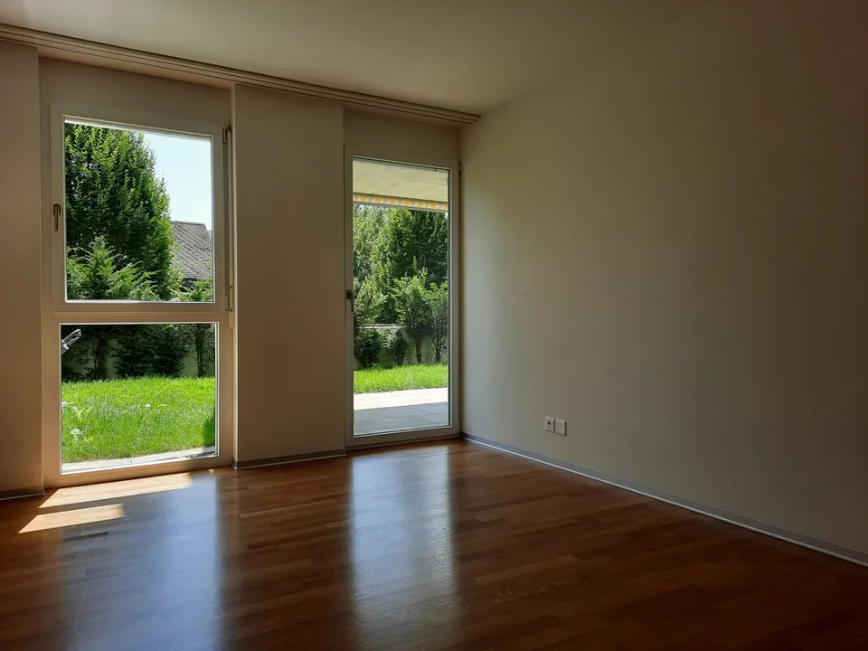 Moderne 2.5 Zimmer Wohnung mit Sitzplatz an ruhiger Lage in Zeiningen