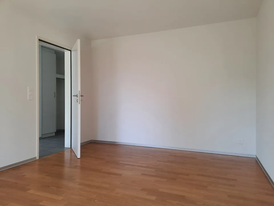 Moderne 2.5 Zimmer Wohnung mit Sitzplatz an ruhiger Lage in Zeiningen