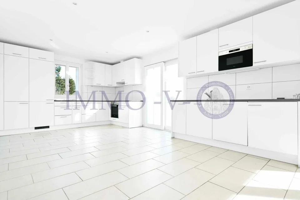 SPACIEUX ET LUMINEUX AVEC GRAND BALCON-TERRASSE DE 60M2 ET VUE LAC
