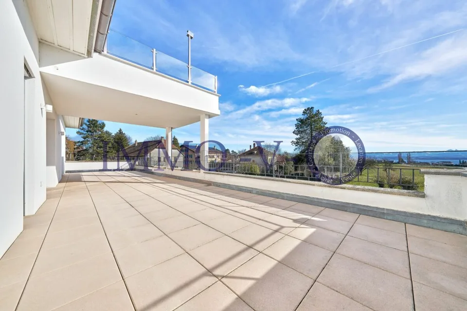 SPACIEUX ET LUMINEUX AVEC GRAND BALCON-TERRASSE DE 60M2 ET VUE LAC