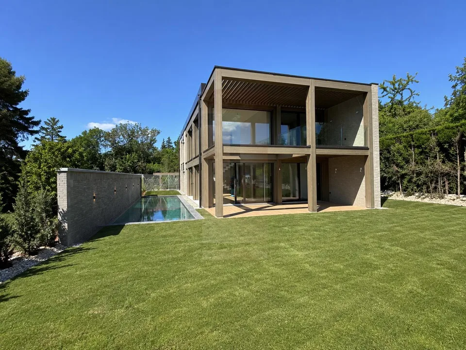 Schöne moderne Villa neu