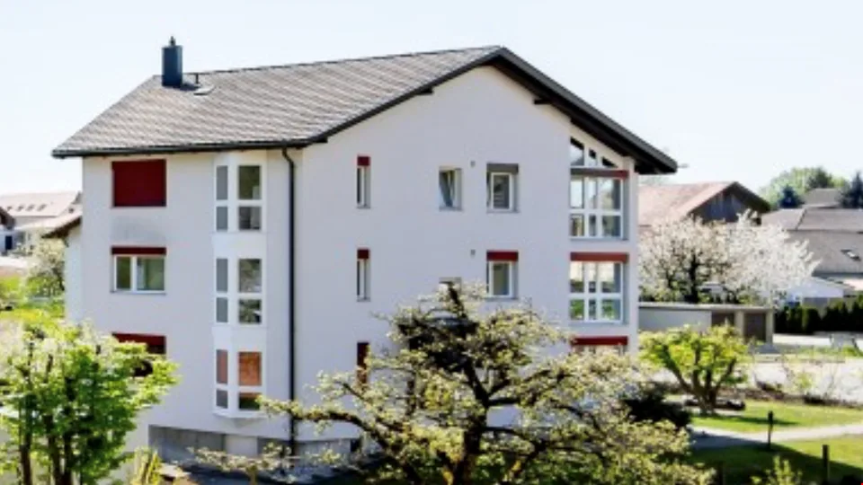 Grosse  4.5 Zi. Dachwohnung in 3 Familienhaus mit Rundumsicht
