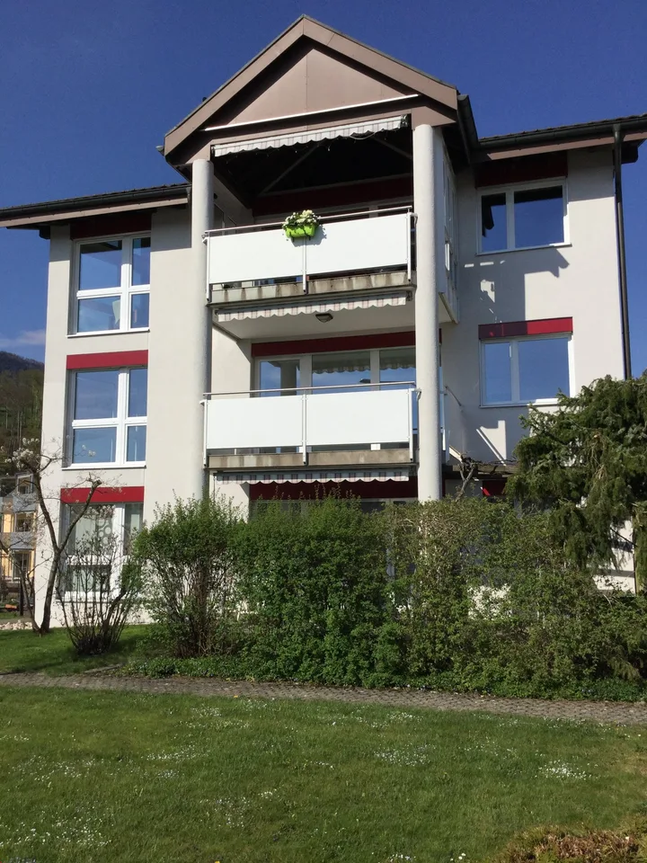 Ampio appartamento di 4,5 locali mansardato in una casa di 3 famiglie con vista panoramica
