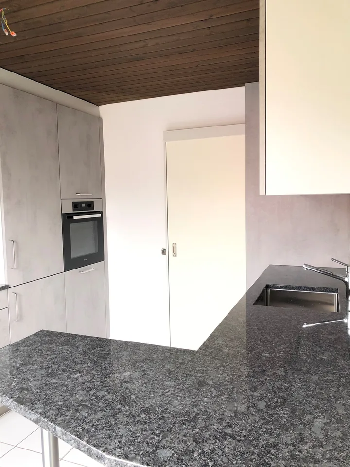 Exklusive grosse 4.5 Zi. Dachwohnung in 3 Familienhaus mit Rundumsicht inkl. eigener Hobbyraum – Foto 7 von 19