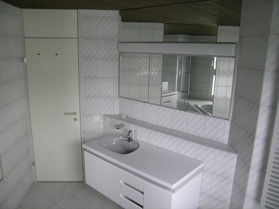 Exklusive grosse 4.5 Zi. Dachwohnung in 3 Familienhaus mit Rundumsicht inkl. eigener Hobbyraum – Foto 12 von 19