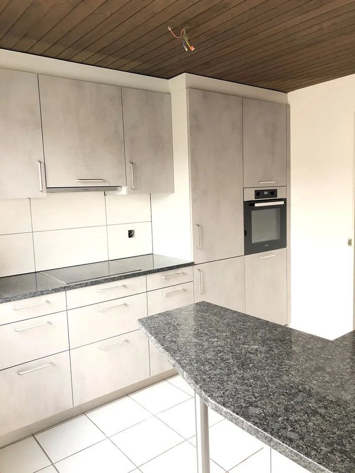 Exklusive grosse 4.5 Zi. Dachwohnung in 3 Familienhaus mit Rundumsicht inkl. eigener Hobbyraum – Foto 6 von 19
