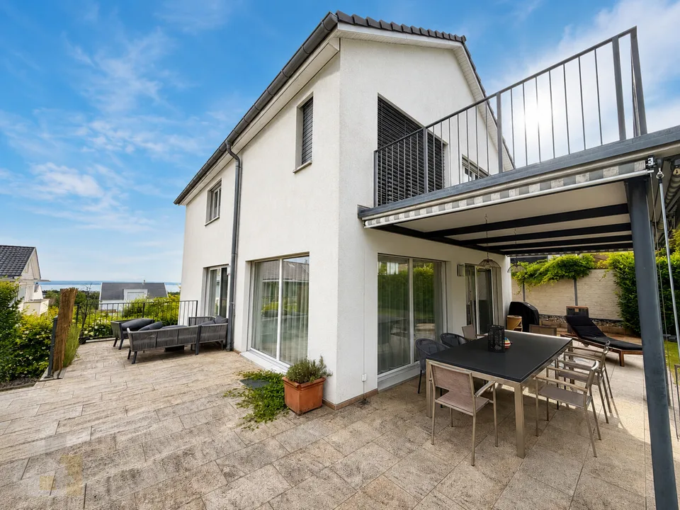 MODERN, FREISTEHEND MIT SEESICHT & BEHEIZBAREM POOL