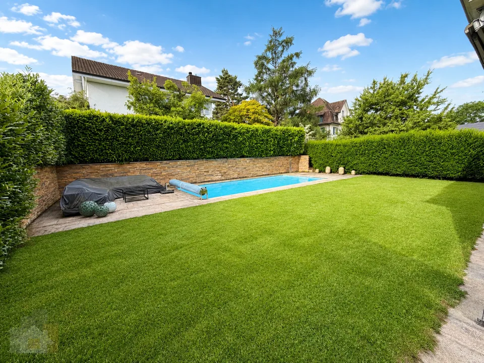MODERN, FREISTEHEND MIT SEESICHT & BEHEIZBAREM POOL