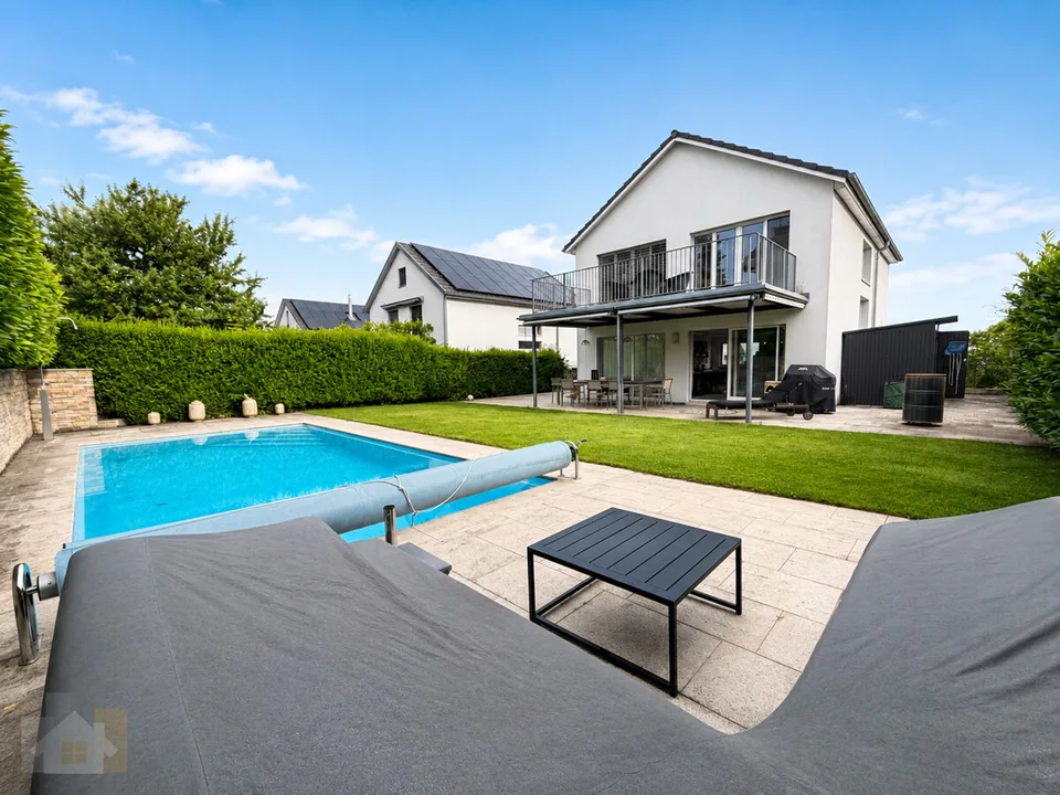 MODERN, FREISTEHEND MIT SEESICHT & BEHEIZBAREM POOL
