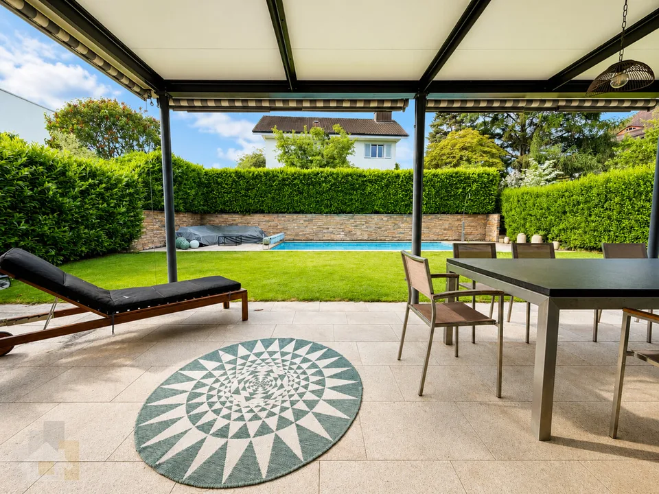 MODERN, FREISTEHEND MIT SEESICHT & BEHEIZBAREM POOL