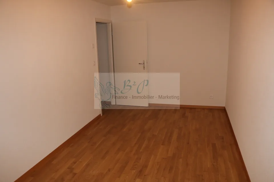 Wohnung mit 4.5 Zimmern im 5. Stock mit freier Sicht