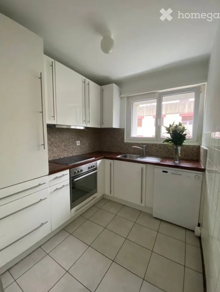 Zu vermieten 3,5-4,5 Zi. helles, renoviertes Badezimmer und Küche mit Balkon
