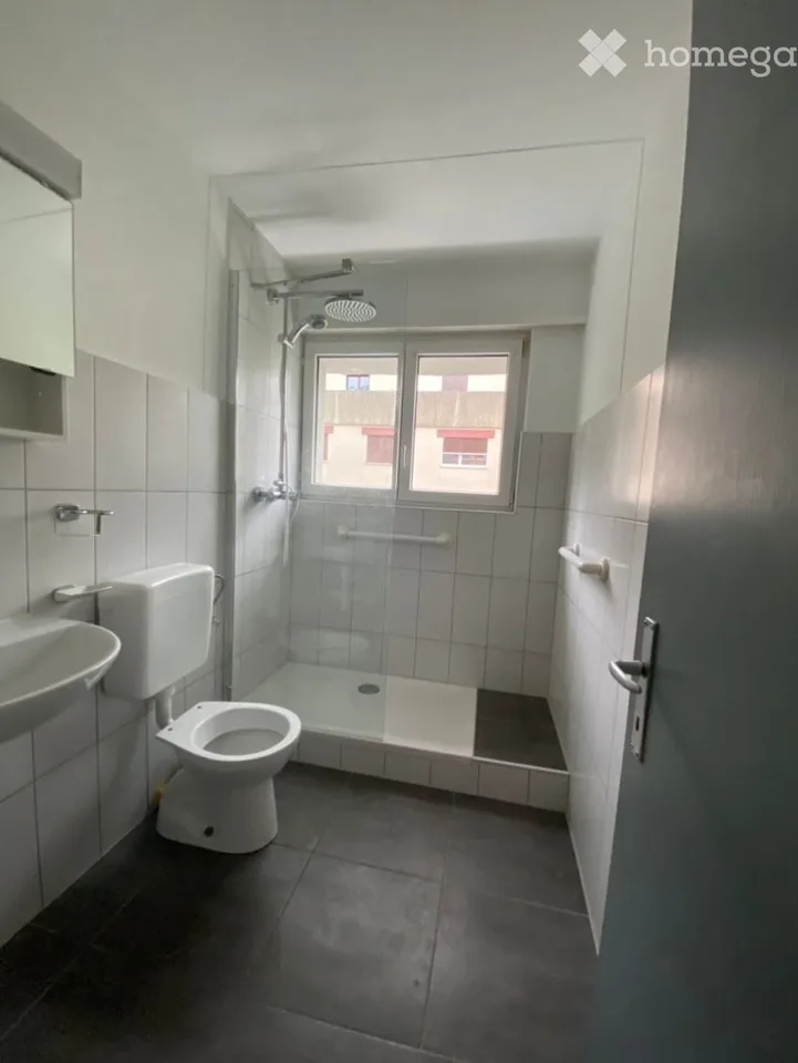 Zu vermieten 3,5-4,5 Zi. helles, renoviertes Badezimmer und Küche mit Balkon