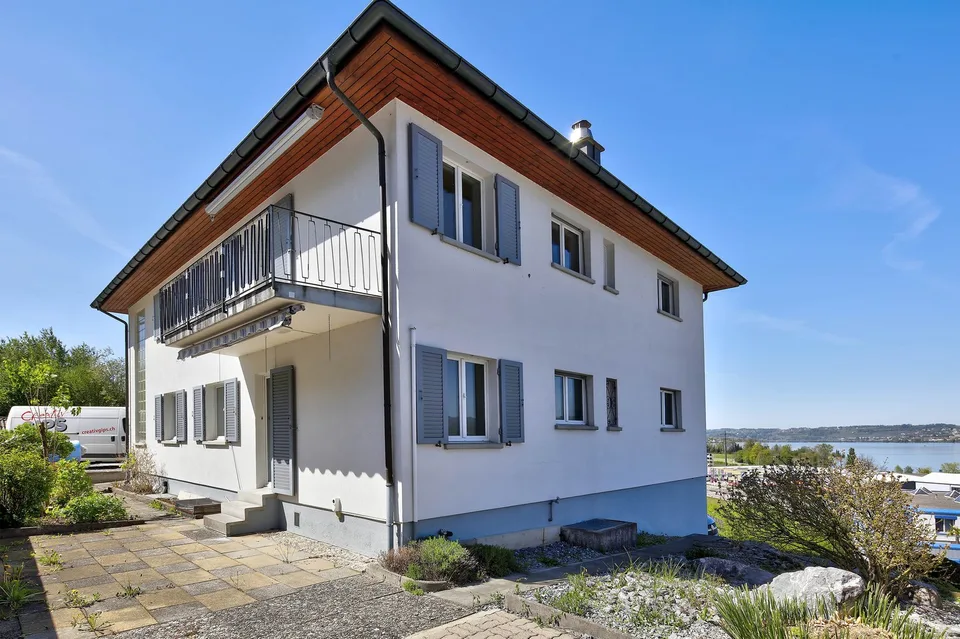 Maison à deux familles – situation surélevée, vue lointaine, vue sur le lac