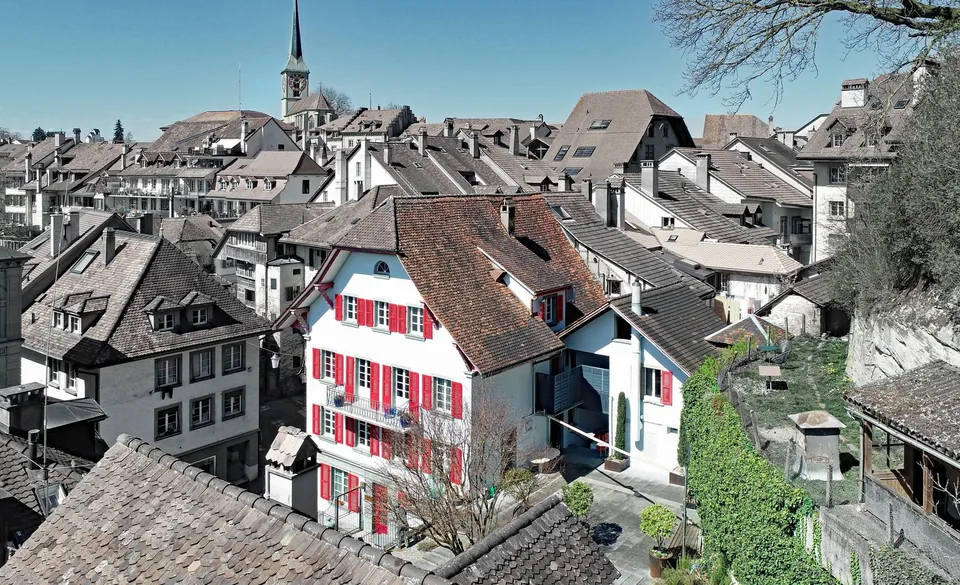 Ä ehrwürdigi Autstadt-Liegeschaft mit huufe Potenzial und ere ärdeschöne Gartealag