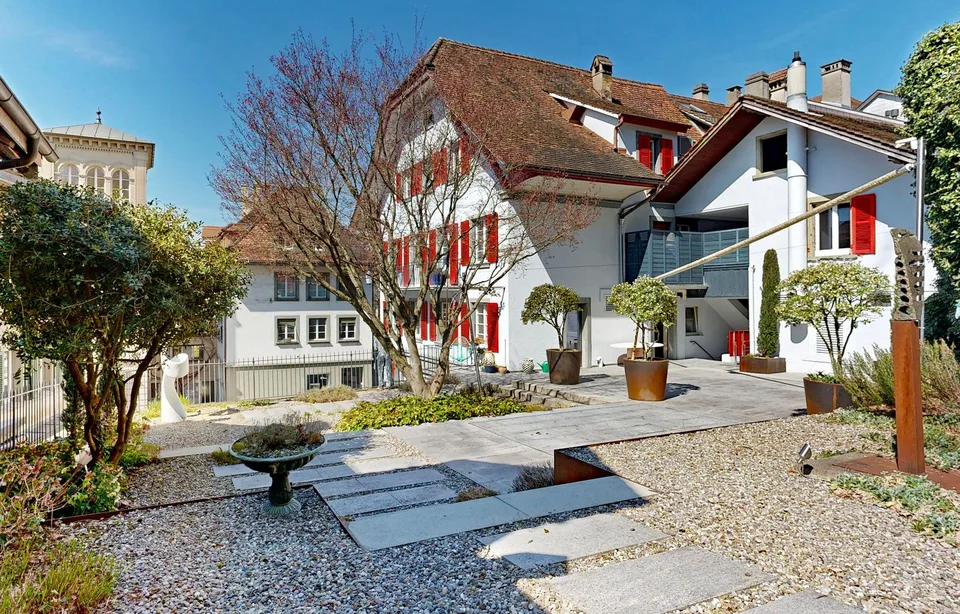 Una proprietà della città vecchia dignitosa con molto potenziale e un giardino magnificamente progettato