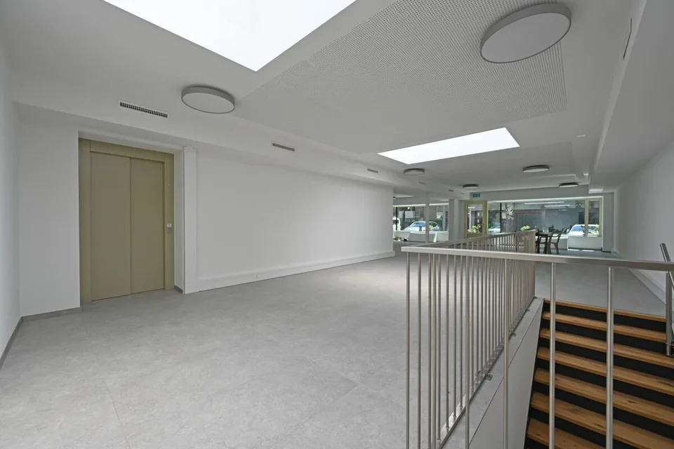Espace commercial élégant avec finitions de haute qualité