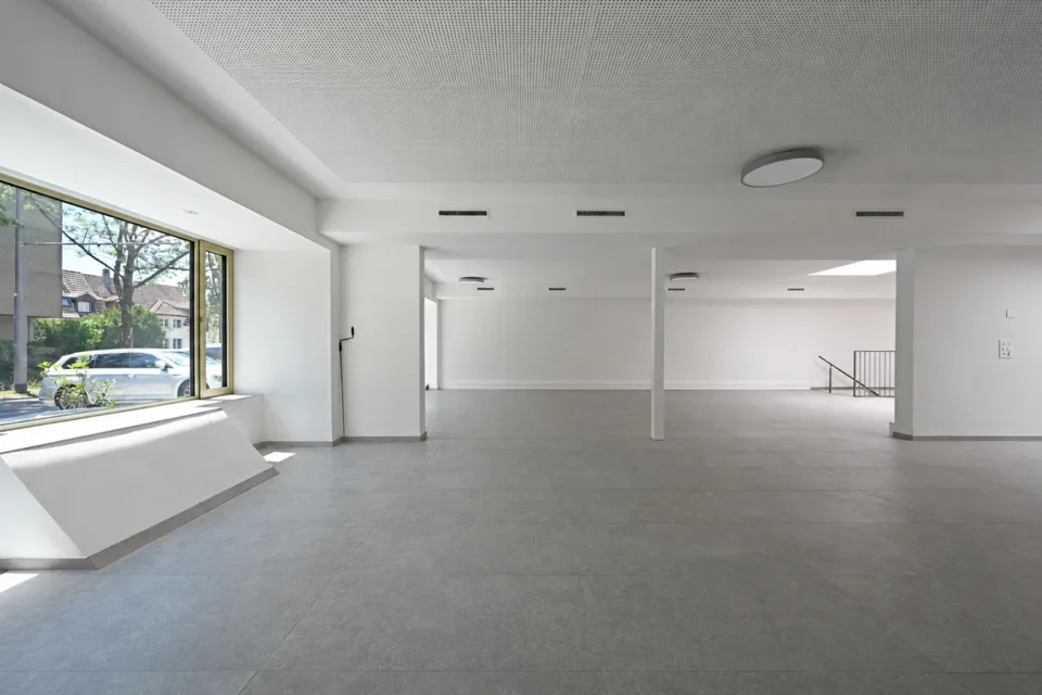Espace commercial élégant avec finitions de haute qualité