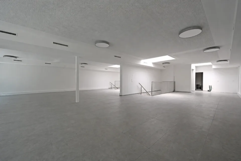 Espace commercial élégant avec finitions de haute qualité