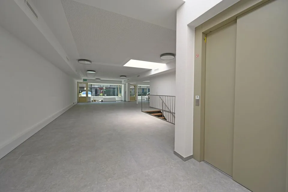 Espace commercial élégant avec finitions de haute qualité