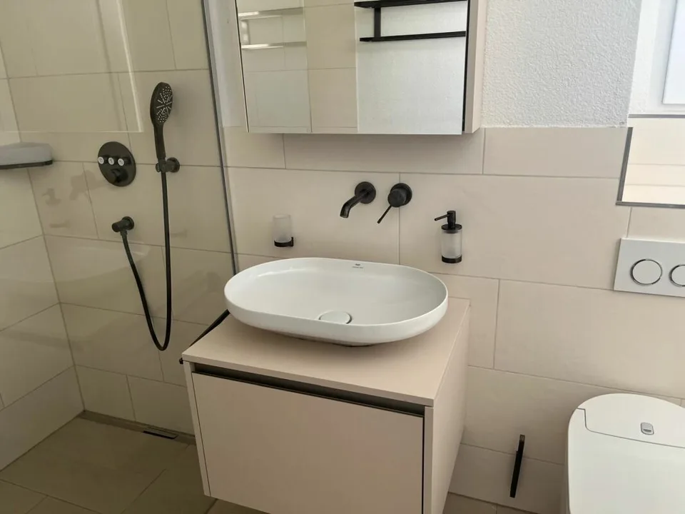 Casa a schiera nuova (F1) con 2 celle umide, 2 posti auto, giardino e area di seduta
