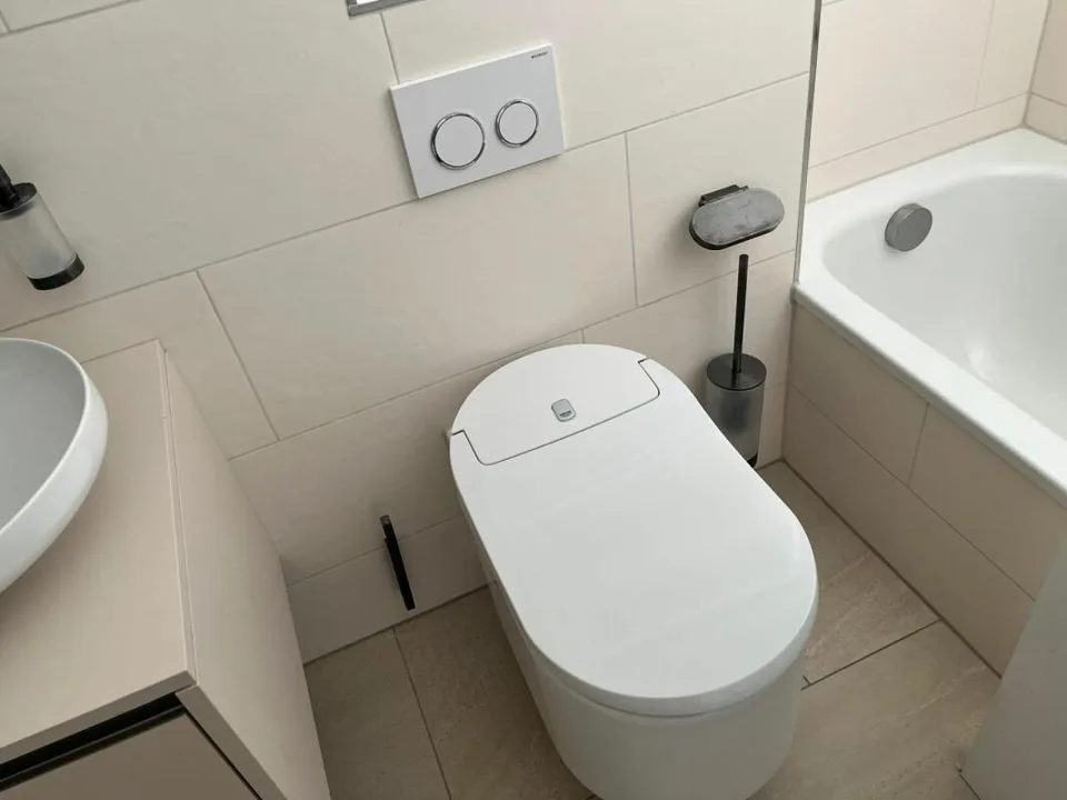 Casa a schiera nuova (F1) con 2 celle umide, 2 posti auto, giardino e area di seduta