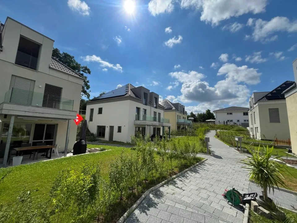 Neuwertiges Doppel-Einfamilienhaus (F1) mit 2 Nasszellen, 2 Parkplätzen, Garten und Sitzplatz
