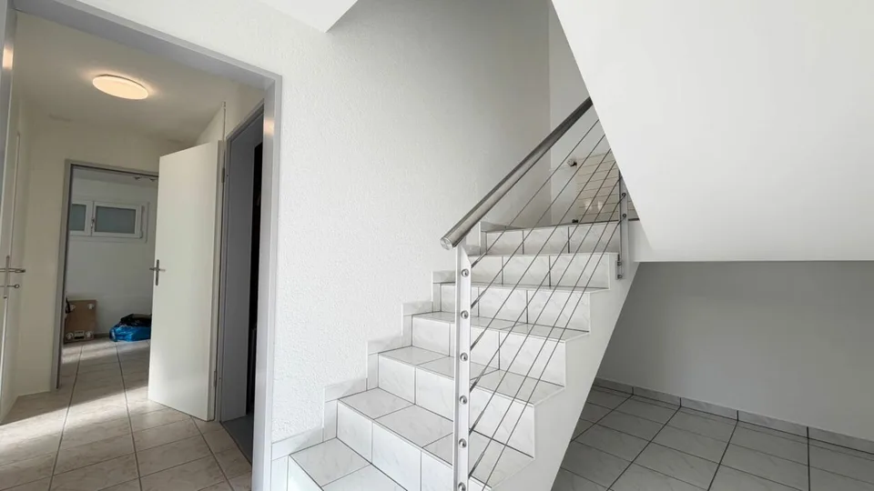 Ampia casa di 5,5 locali con garage, 4 posti auto esterni e terrazza sul tetto