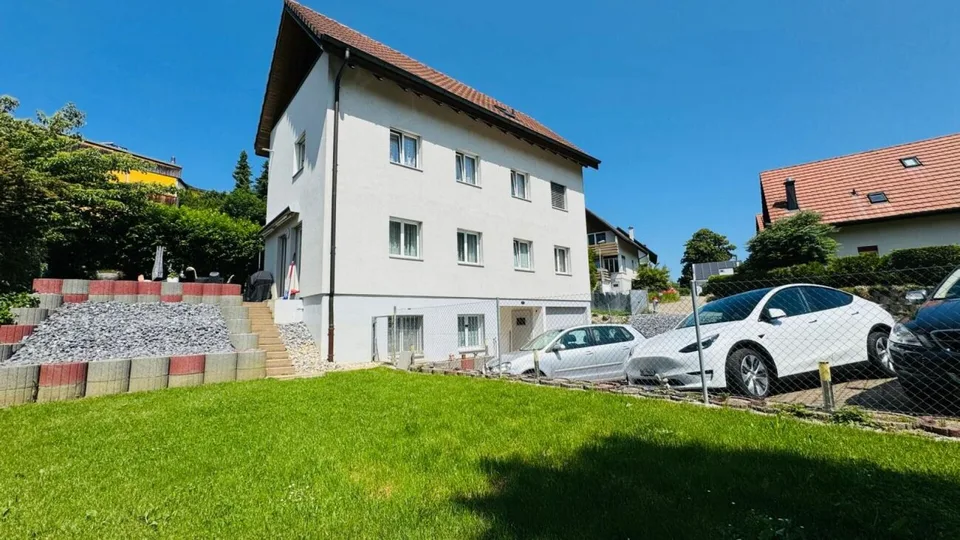 Grosszügiges 5.5-Zimmer-Haus mit Garage, 4 Aussenparkplätzen und Dachterrasse