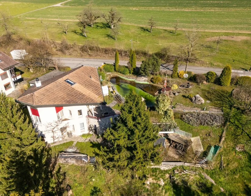 Casa unifamiliare con grande terreno e parcello agricolo adiacente
