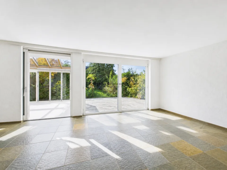 Sonniger Wohntraum an der Goldküste - grosszügiges 5.5-Zimmer-Reihenhaus am Waldrand