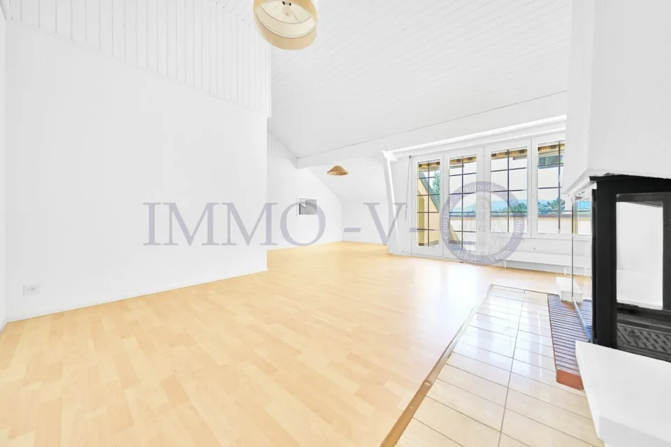 Geräumiges renoviertes Dachgeschoss mit Charme und Balkon-Terrasse mit Seeblick